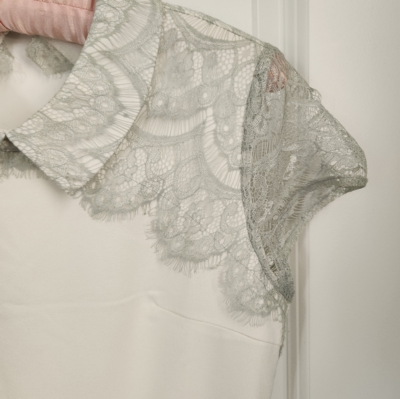 Lace dress with collar and key hole back. Size Small. - Picture 9 of 11